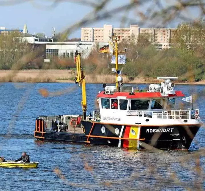 Boot kippt auf der Rostocker Unterwarnow um: Fischer profitieren von mehreren Schutzengeln